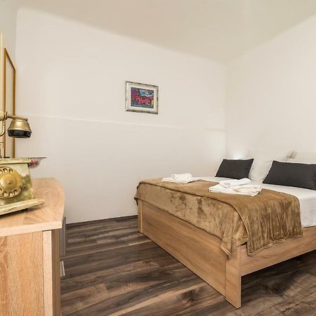 Rooftop City View Apartment In The Palace Walls Split Exterior photo